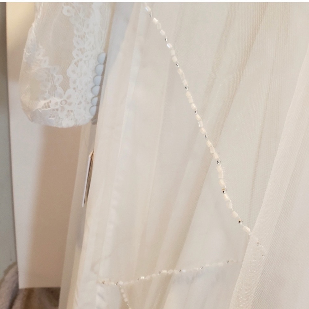 David's Bridal Ivory Beaded Edge Mid-Length Veil - Picture 6 of 7